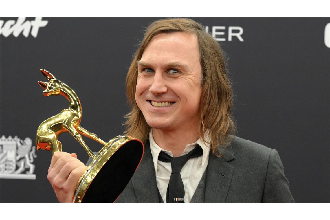 Lars Eidinger mit Bambi - er gewinnt in der Sparte Schauspieler national.