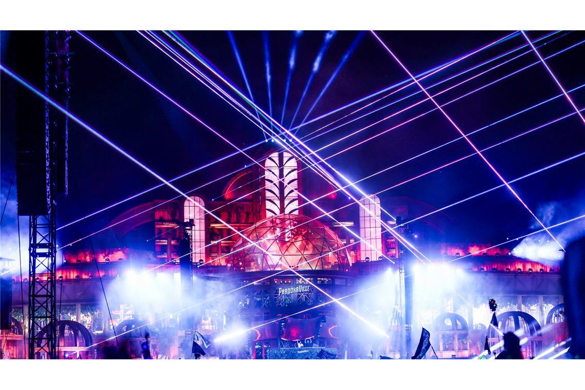 Laser, Licht und Elektro: Beim Festival "Parookaville“ auf dem Flughafen Niederrhein geht die Post ab.