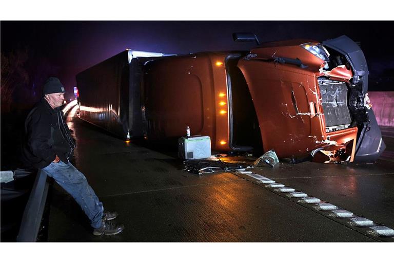 Lastwagen kippt im starken Sturm um