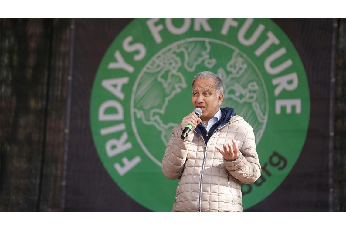 Latif geht immer wieder in die Öffentlichkeit und spricht beispielsweise 2022 zu den Teilnehmern des Klimastreiks Fridays for Future. (Archivbild)