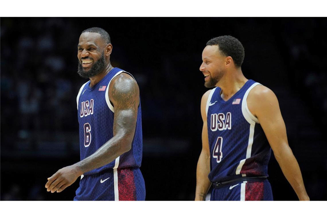 Laufen für die USA auf: NBA-Superstar James und Curry.