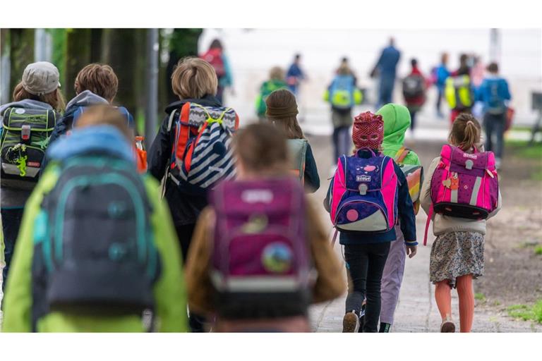 Laut einer Umfrage des Deutschen Kinderhilfswerks fühlen sich viele Kinder auf ihrem Schulweg nicht sicher. (Symbolbild)