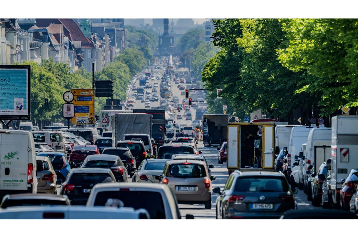 Laut einer Umfrage im Auftrag des ADAC halten sich die meisten in Deutschland für gute oder sehr gute Autofahrer.  (Symbolbild)