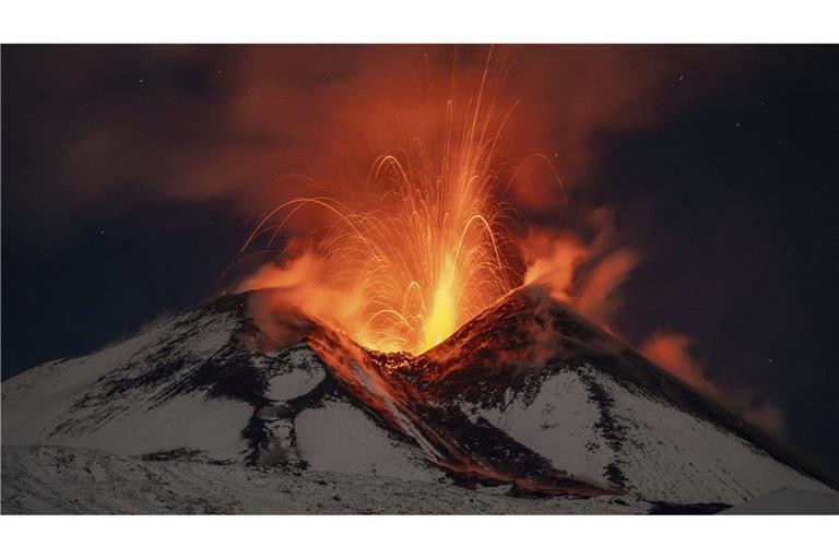 Lava bricht im Jahr 2023 aus dem schneebedeckten Vulkan Ätna. Der Flughafen der sizilianischen Stadt Catania hat nach einem Ausbruch des Vulkans seinen Betrieb zeitweise stark eingeschränkt.