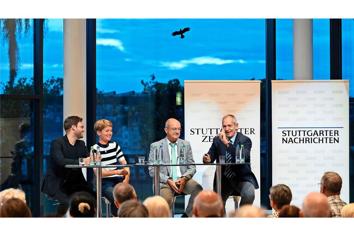 Lebhafte Diskussion: Gesundheitsexperte Florian Wahl (SPD), Moderatorin Regine Warth, Jürgen de Laporte  (Arzt und Homöopath) und RBK-Geschäftsführer Mark Dominik Alscher (von links)