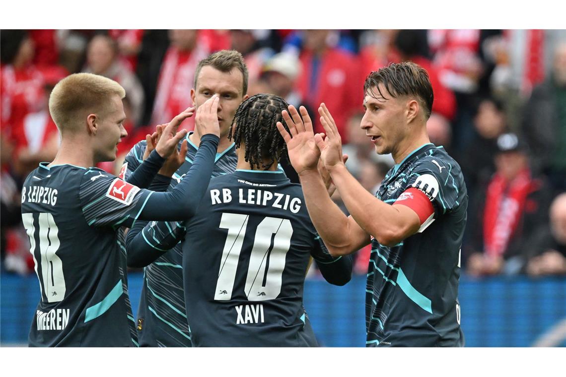 Leipzig vorerst an der Spitze der Bundesliga - Tabelle - Willi Orban bejubelt sein 0:2