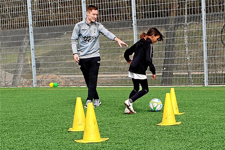 Leon Maier hat beim Juniorteam Sulzbach und Oppenweiler unter anderem das Training der Nachwuchsfußballer geleitet. Foto: Verein