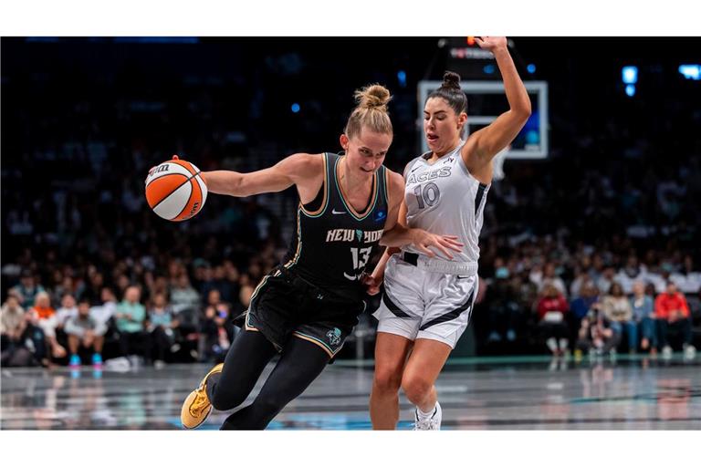 Leonie Fiebich (l) muss in den WNBA-Playoffs mit den New York Liberty in ein viertes Halbfinale gegen Las Vegas.