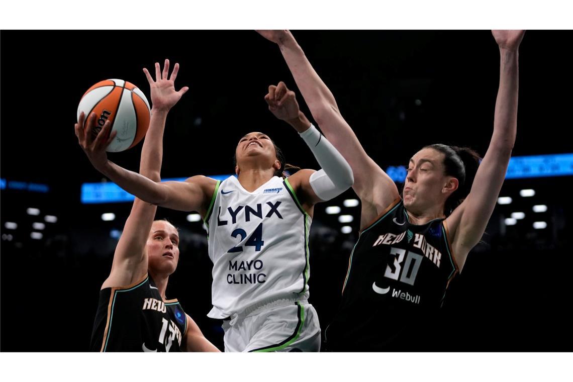 Leonie Fiebich (li.) hat mit den New York Liberty im ersten Spiel der WNBA-Finals gegen die Minnesota Lynx verloren.