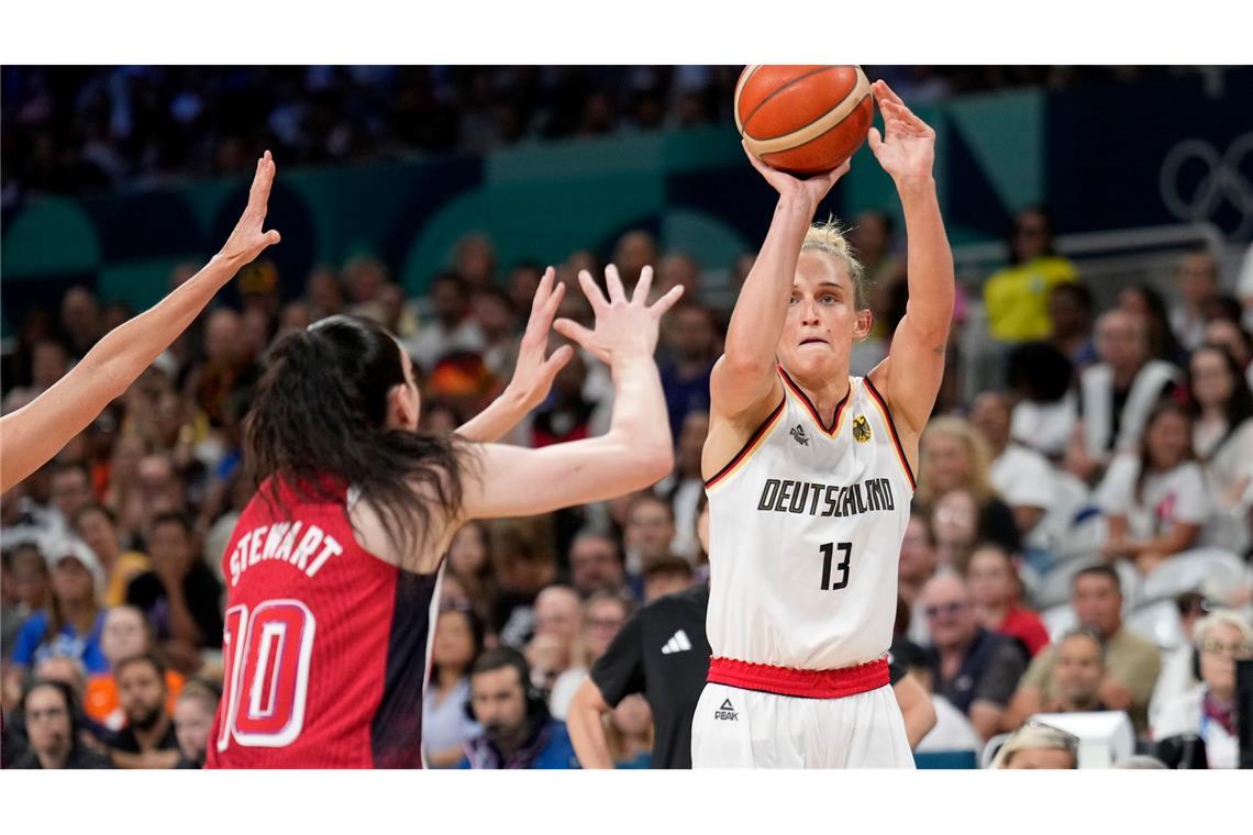 Leonie Fiebich (r.) und die deutschen Basketballerinnen machten es Topfavorit USA sehr schwer.