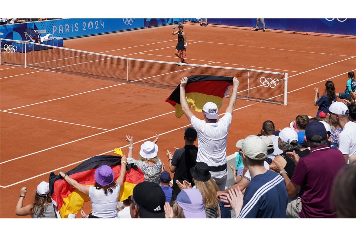 "Let's go, Angie": Angelique Kerber wird in Paris von deutschen Fans unterstützt.