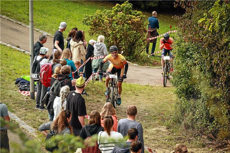 Letzte große Herausforderung in Spiegelberg: Der Anstieg zum Sportplatz. Foto: Alexander Becher