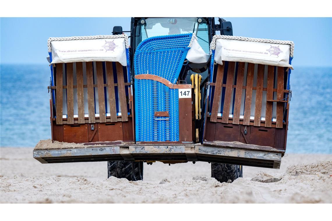 Letzte Strandkörbe werden am Strand von Warnemünde abgebaut