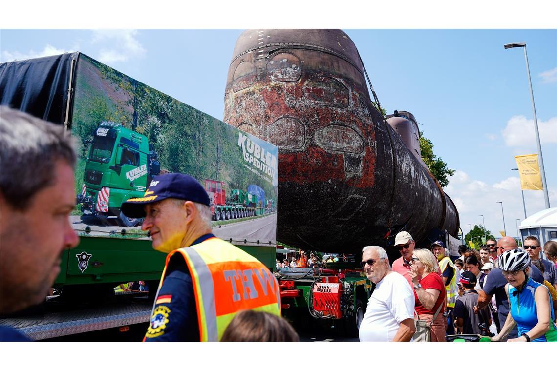 Letzte Strecke mit dem Schwerlasttransport: Das Marine-U-Boot U17 ist in Sinsheim angekommen.