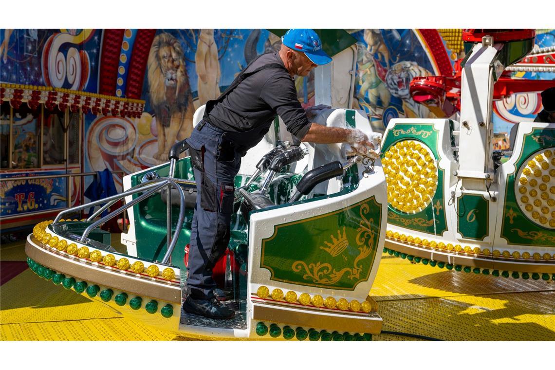 Letzte Vorbereitungen vor dem Start des Volksfestes.