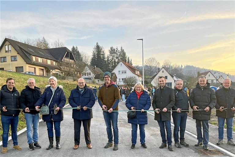 Letzter symbolischer Akt – das Durchtrennen des Bands mit (von rechts) Teilortsanwalt Hartmut Schupp, Stadtrat Andreas Winkle, Stadtrat Markus Kiefer, Stadtrat Robin Reber, Stadträtin Sonja Allinger-Helbig, Stadtrat Ralf Nentwich, Bürgermeister Armin Mößner, Stadträtin Elisabeth Zenker, Gert Rebmann vom Ingenieurbüro Riker+Rebmann und Falk Gfrörer vom Stadtbauamt. Foto: Murrhardter Stadtverwaltung