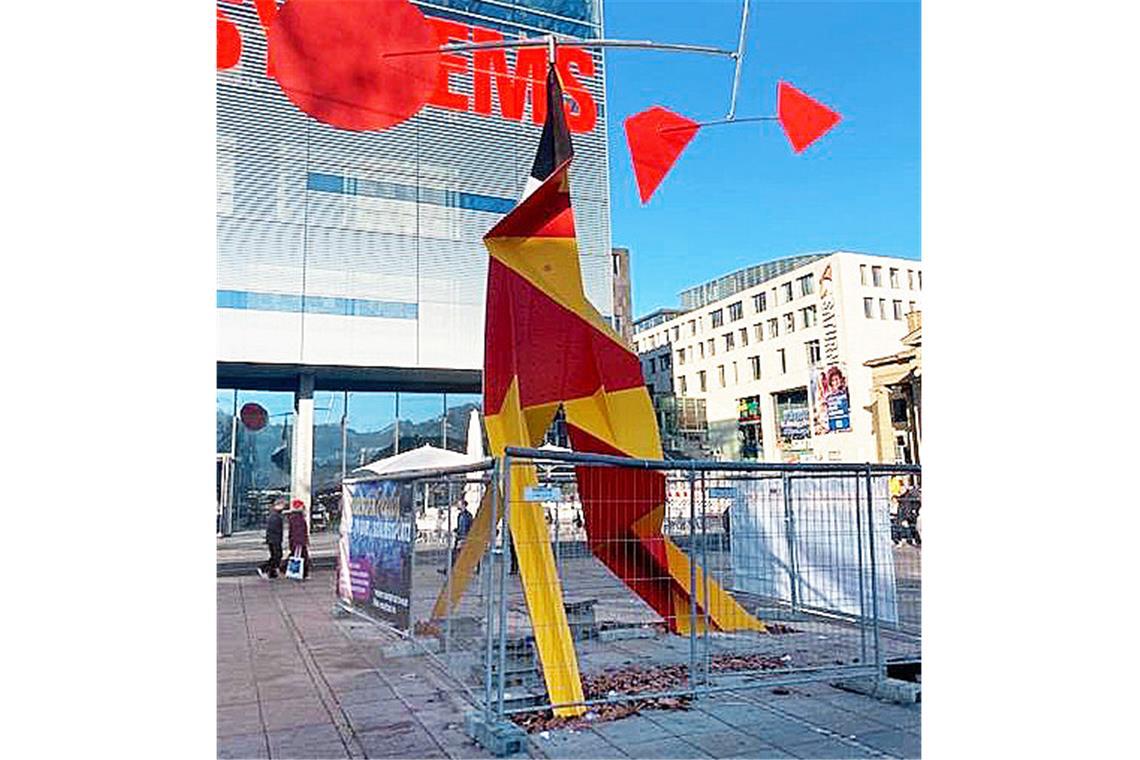 Leuchtet wieder: Alexander Calders Mobile vor dem Kunstmuseum Stuttgart