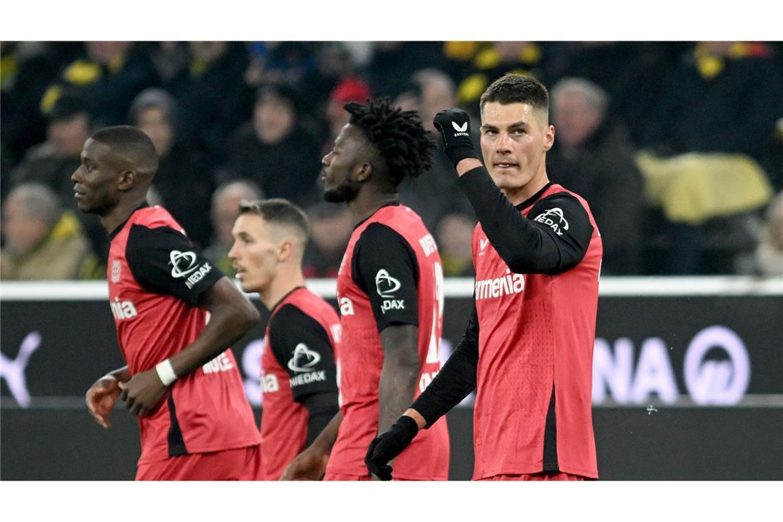 Leverkusens Patrik Schick (r) bejubelt sein Tor zum 3:1.