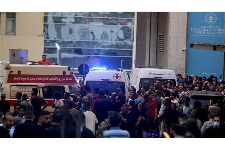 Libanon, Beirut: Krankenwagen mit Verwundeten kommen nach den Explosionen in einer Notaufnahme  an.