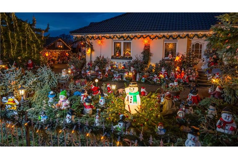 Lichterketten, Leuchtsterne sowie Hunderte Weihnachts- und Schneemänner können Besucher im Hof von Gisela Liebsch und Gerd Mörl im brandenburgischen Straupitz bewundern.