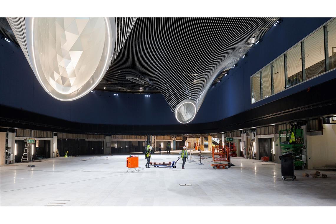 Lichtkegel ragen in den künftigen Marktplatz des Terminal 3 in Frankfurt.