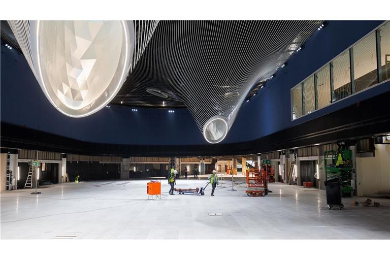 Lichtkegel ragen in den künftigen Marktplatz des Terminal 3 in Frankfurt.