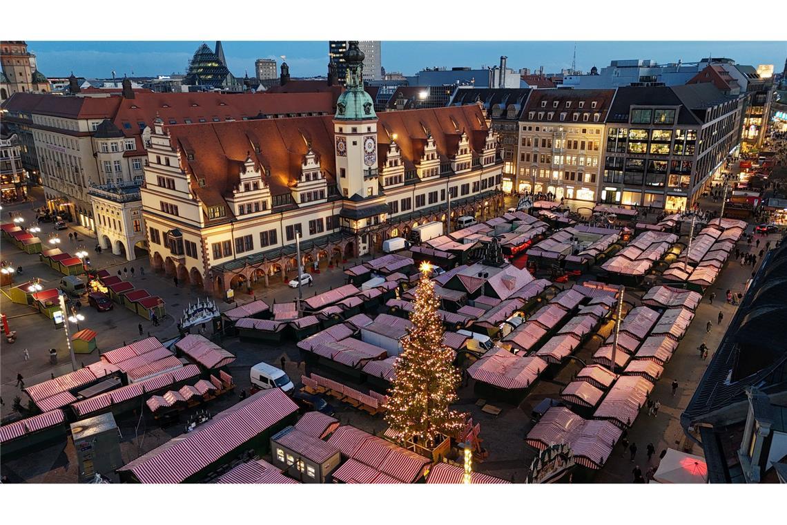 Lichtprobe für den Leipziger Weihnachtsmarkt vor der Kulisse des Alten Rathauses