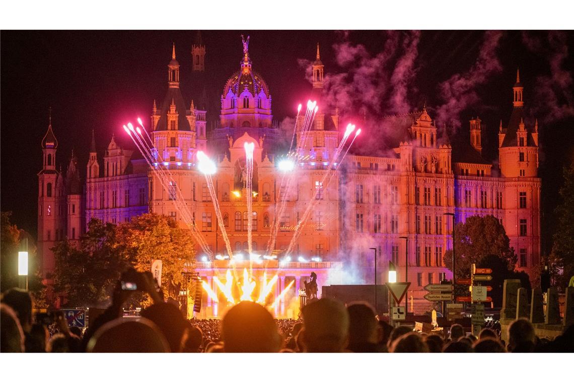 Lichtshow und Feuerwerk bei der Zentralen Feier zum Tag der Deutschen Einheit in Schwerin.