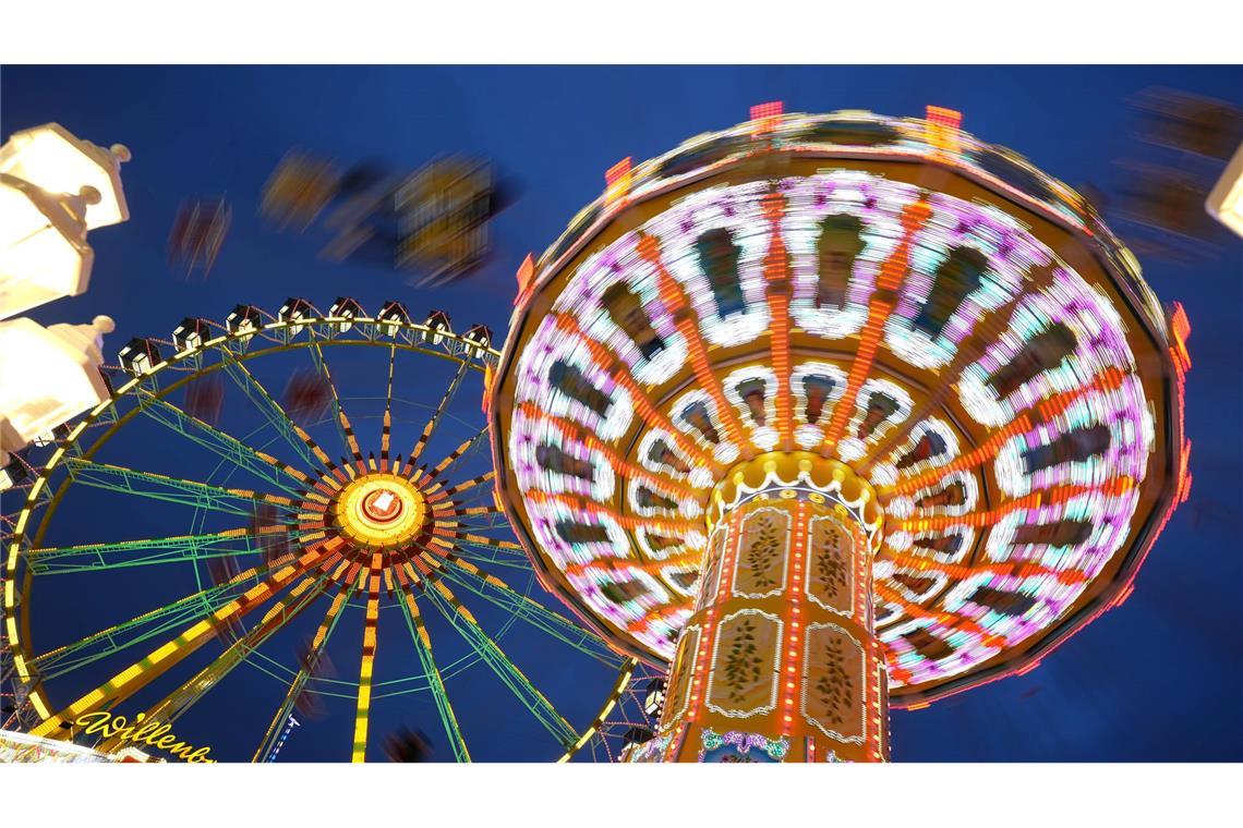 Lichtspektakel: Dombesucher fahren im Kettenkarussell des Hamburger Winterdoms auf dem Heiligengeistfeld.