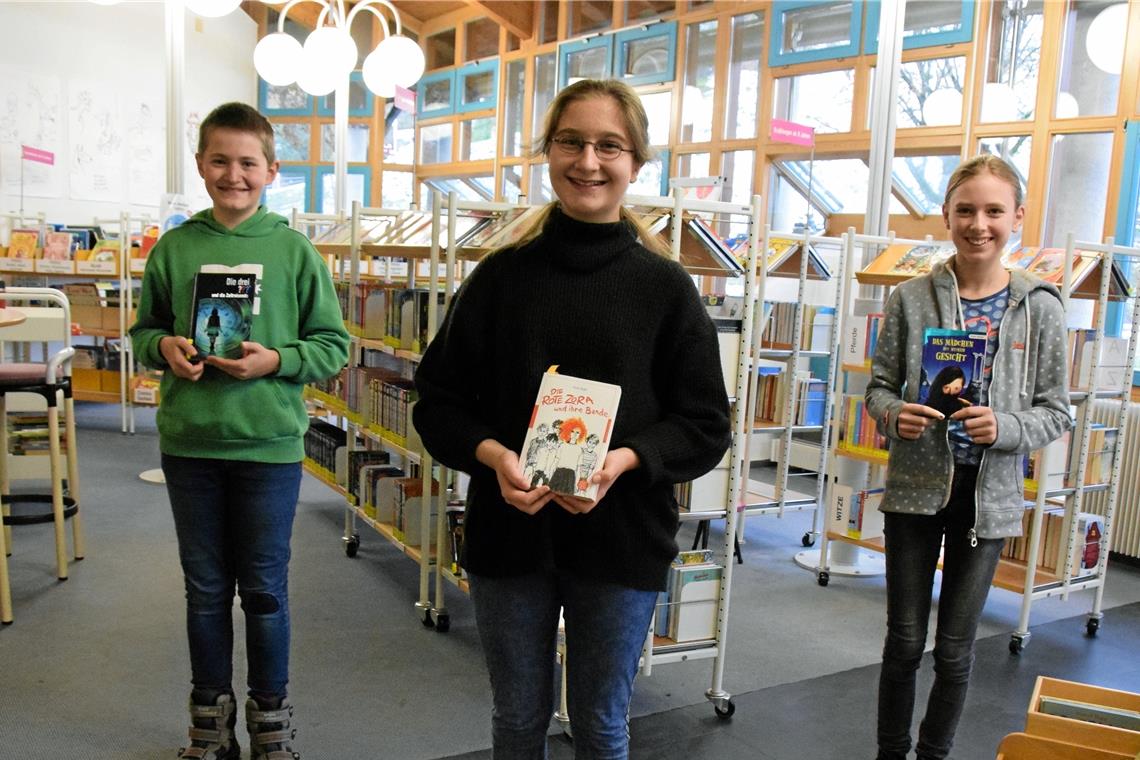 Lieferten sich einen spannenden Vorlesewettbewerb (von links): Timon Winges, Siegerin Ludovika Westhäußer-Kowalski, Romy Dürrwächter. Sie halten die von ihnen ausgewählten Bücher, aus denen sie zuerst vorlasen. Foto: E. Klaper