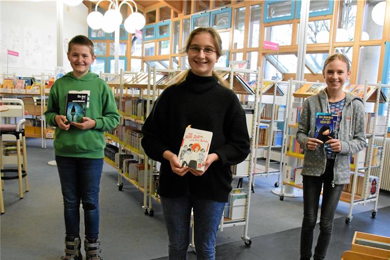 Lieferten sich einen spannenden Vorlesewettbewerb (von links): Timon Winges, Siegerin Ludovika Westhäußer-Kowalski, Romy Dürrwächter. Sie halten die von ihnen ausgewählten Bücher, aus denen sie zuerst vorlasen. Foto: E. Klaper