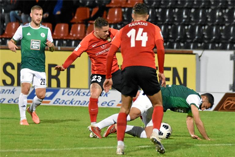 Lieferten sich mit Homburg ein phasenweise verbissenes Duell: Aspachs Fußballer um Steven Lewerenz (rotes Trikot, im Zweikampf). Am Ende trennten sich die Kontrahenten 3:3 und teilten sich die Punkte. Foto: T. Sellmaier