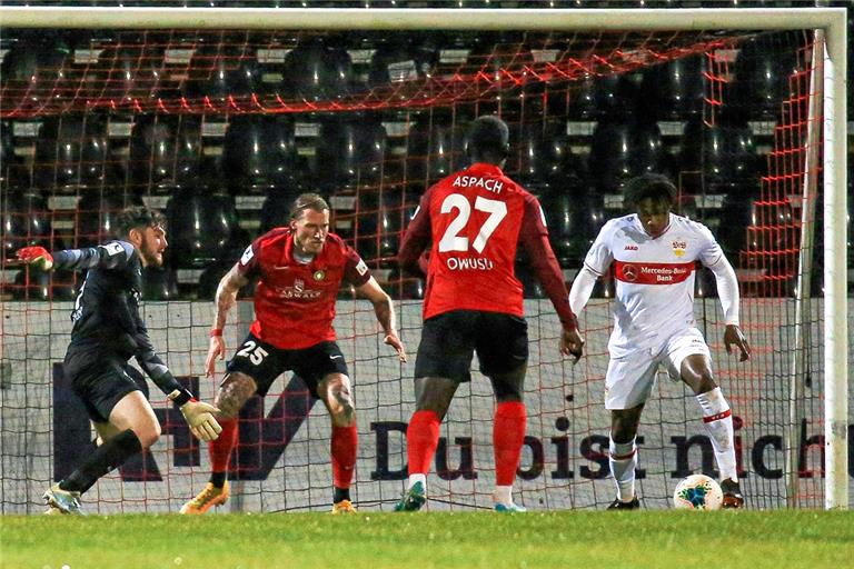 Ließ  mit dem VfB die Aspacher Fußballer in der ersten Halbzeit ziemlich alt aussehen: Mohamed Sankoh (rechts). Foto: A. Becher