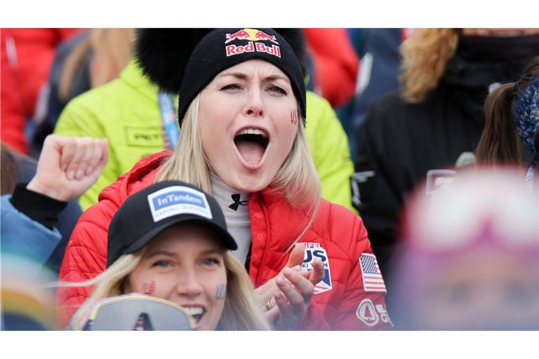 Lindsey Vonn feuert ihre Teamgefährtin an.