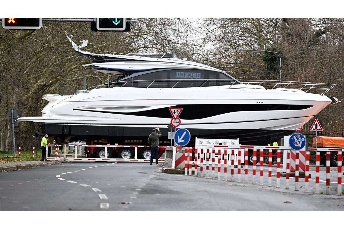 links vor rechts - 40-Tonner auf dem Weg zur "boot Düsseldorf"