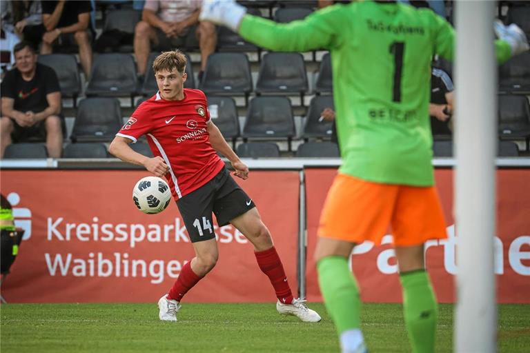 Linksverteidiger Niklas Mohr ist mit seinen 19 Jahren längst eine feste Größe im Team der SG Sonnenhof Großaspach. Foto: Alexander Becher 