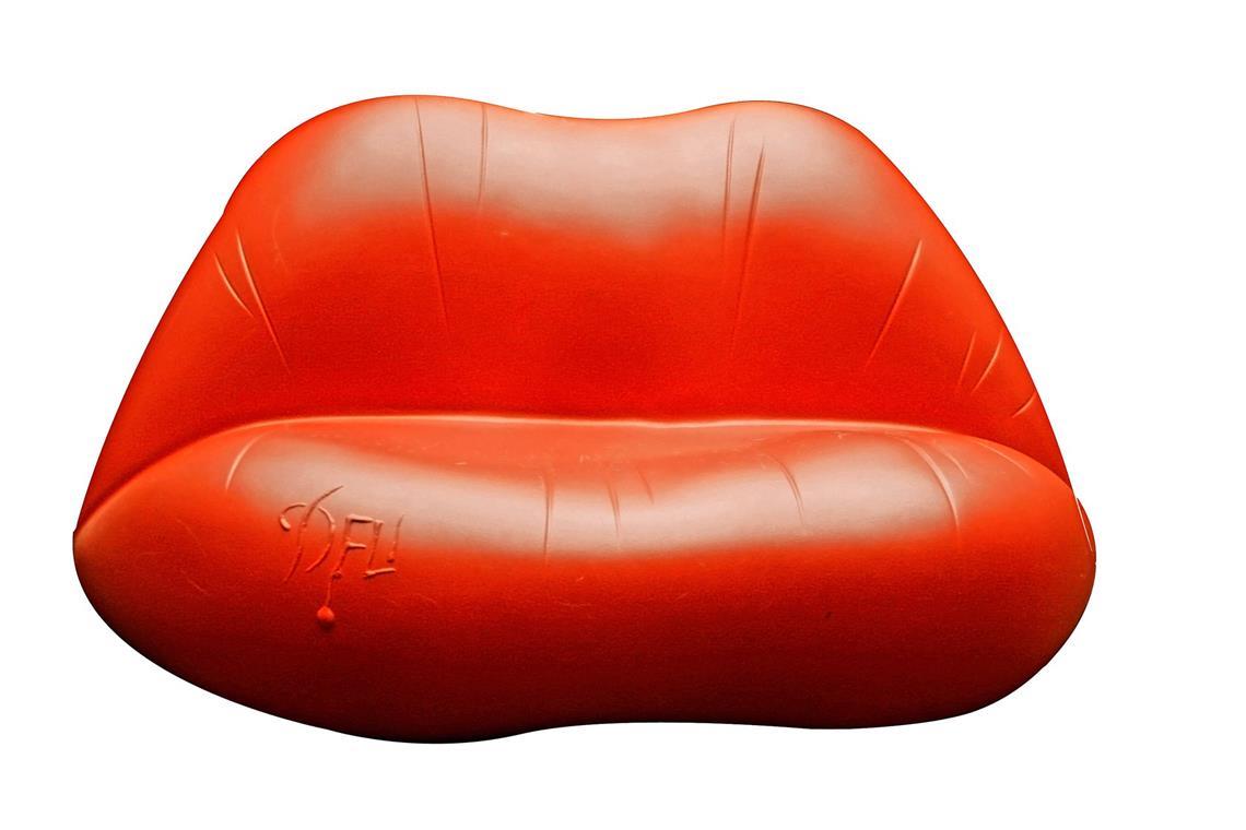 Lippensofa, das Design wird dem Surrealisten Salvador Dali zugeschrieben.