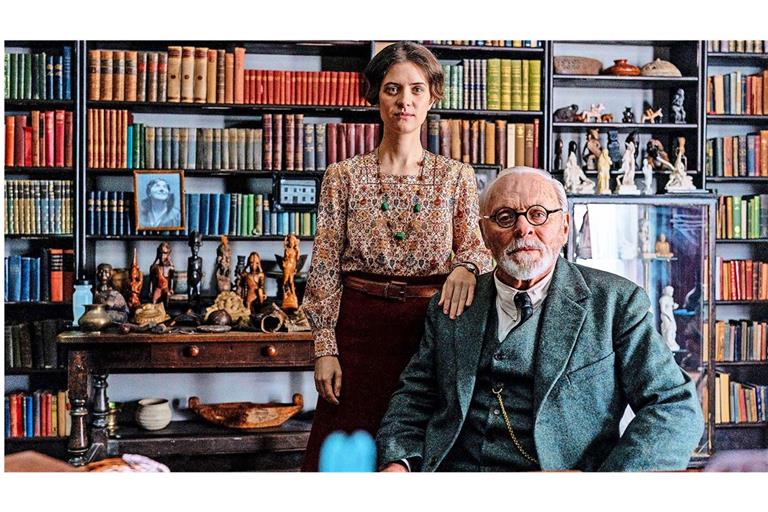 Liv Lisa Fries und Anthony Hopkins als Anna und Sigmund Freud in Matthew Browns „Freud – Jenseits des Glaubens“.