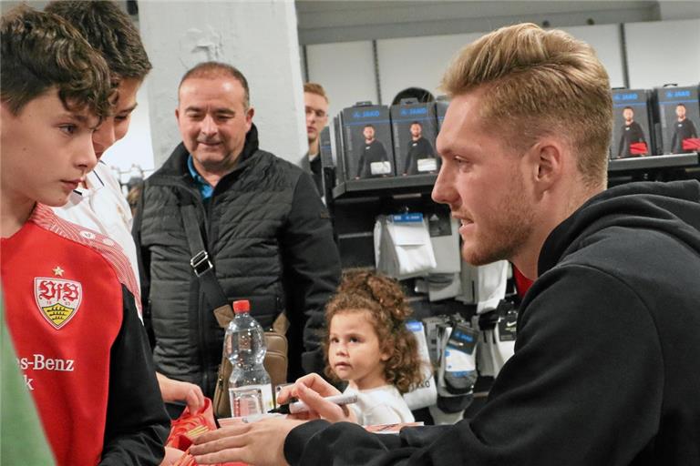 Locker und sympathisch bei der Autogrammstunde sowie gestählt im Abstiegskampf: VfB-Torhüter Florian Müller. Foto: Alexander Hornauer