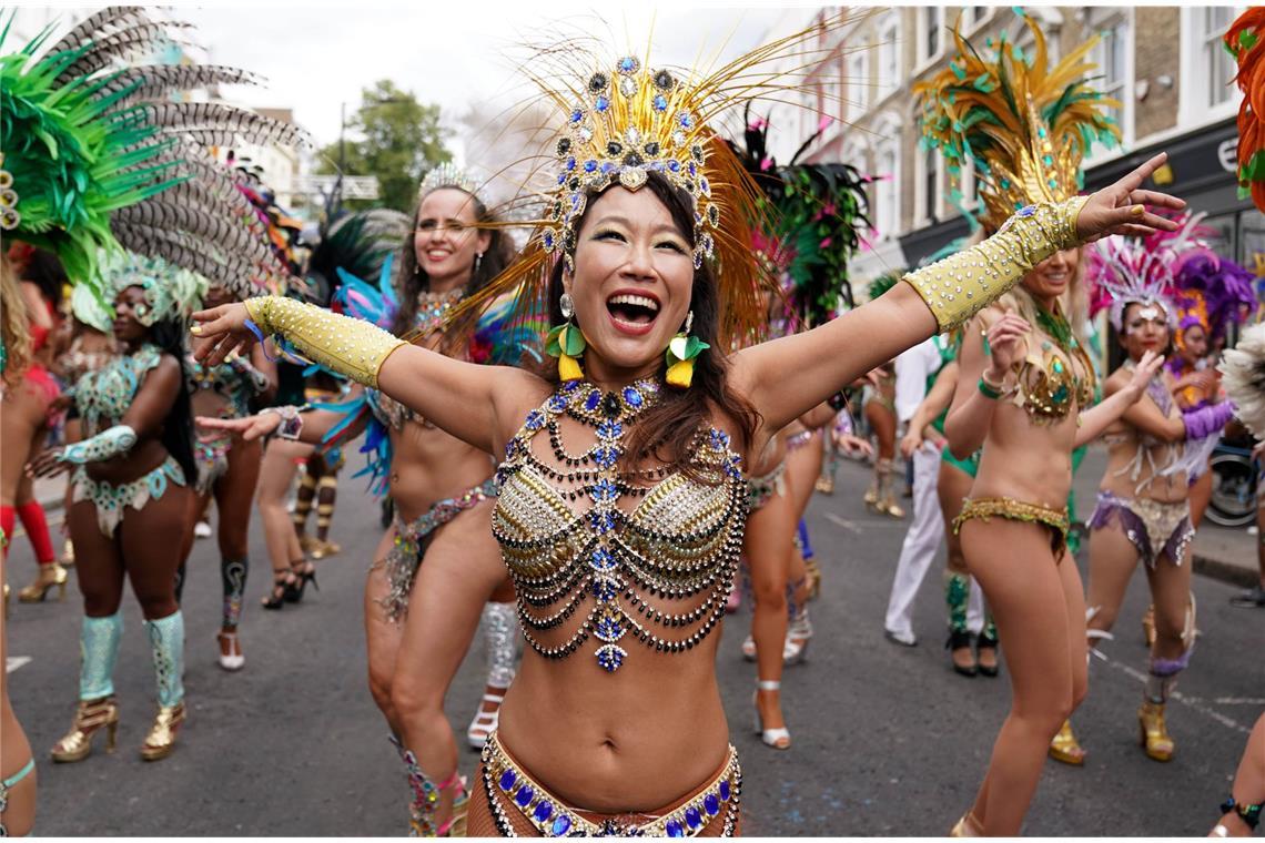 London –  Darstellerinnen nehmen am 29. August 2022  am Notting Hill Carnival teil: Der Notting Hill Carnival ist eine mehrtägige Veranstaltung unter freiem Himmel, die jährlich am letzten Augustwochenende im Stadtteil Notting Hill stattfindet. Der Carnival zieht bis zu zwei Millionen Teilnehmer und Schaulustige an und ist damit eine der größten Massenveranstaltungen in Europa.