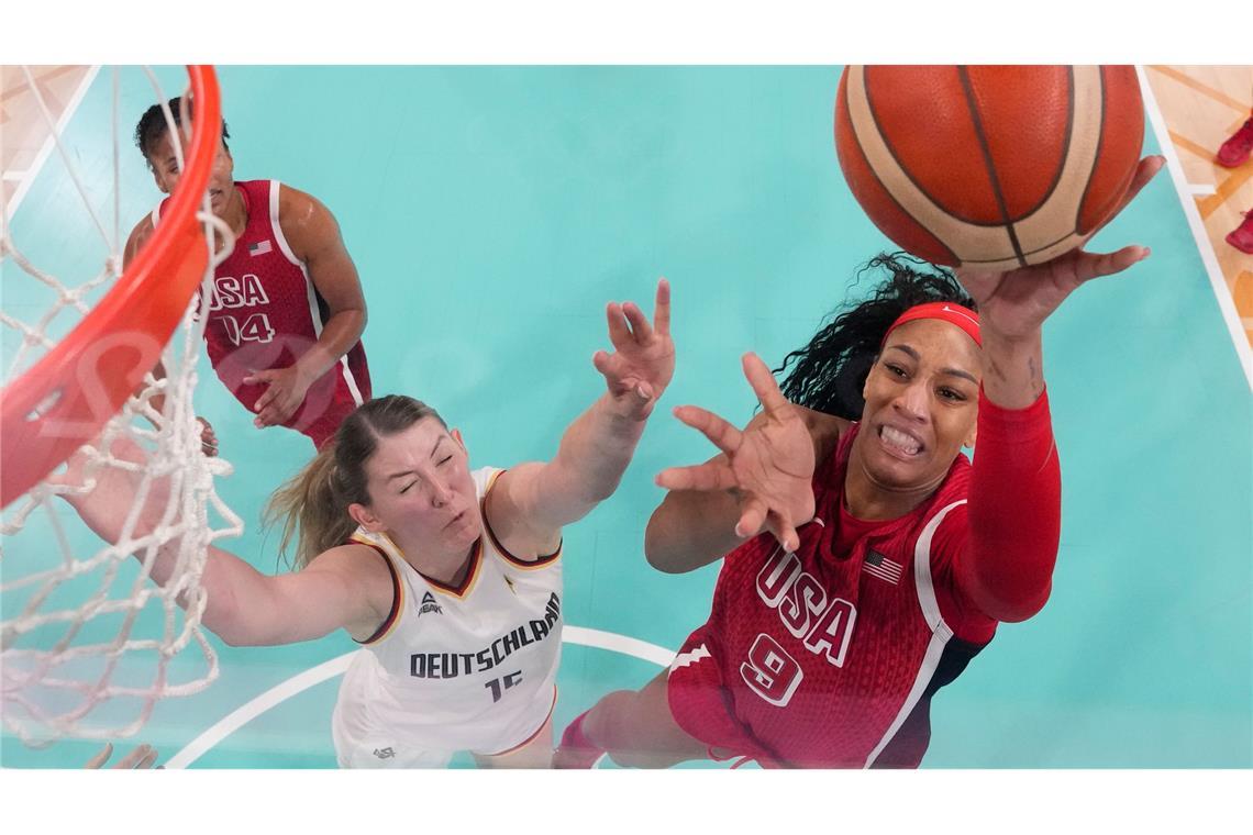 Luisa Geiselsoder (l.) und die deutschen Basketballerinnen verlangten Topfavorit USA alles ab.