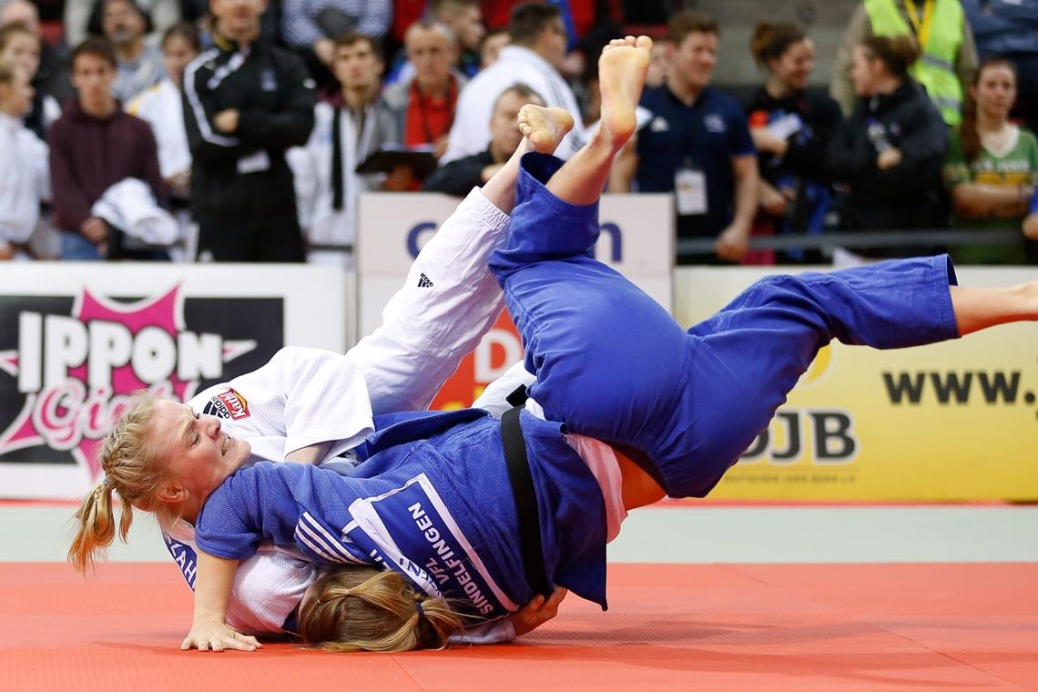 Luise Malzahn (weißer Anzug) will mit ihrer großen Erfahrung wichtige Punkte für die TSG Backnang beisteuern. Foto: A. Becher