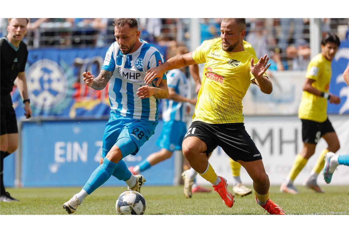 Lukas Kiefer (li.) gegen Ex-Kickers-Spieler Ivo Colic: Das umkämpfte  Hinspiel  gegen Villingen endete 1:0 für die Blauen.