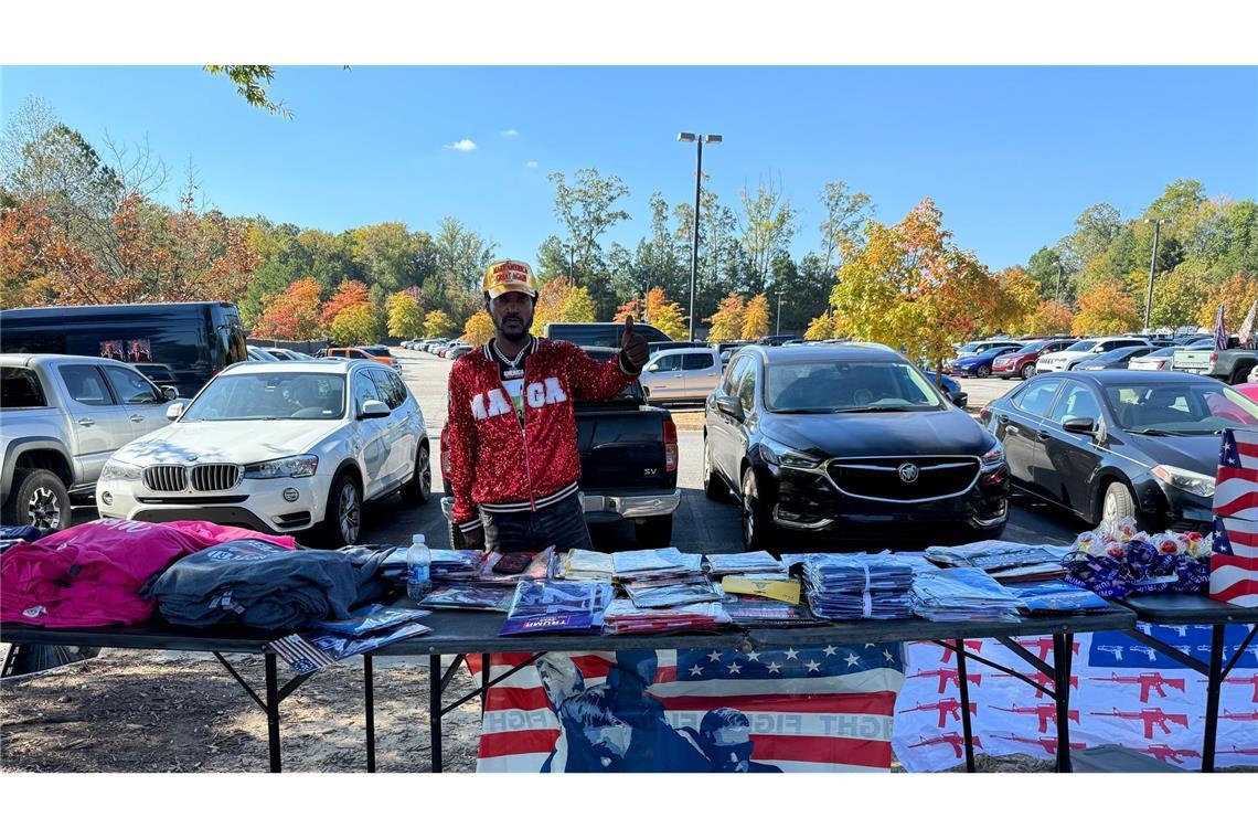 Mack Purnell ist glühender Trump-Verfechter - und er nutzt die Wahlkampfveranstaltungen des Republikaners, um Fanartikel zu verkaufen. Das Geschäft läuft gut, sagt er.