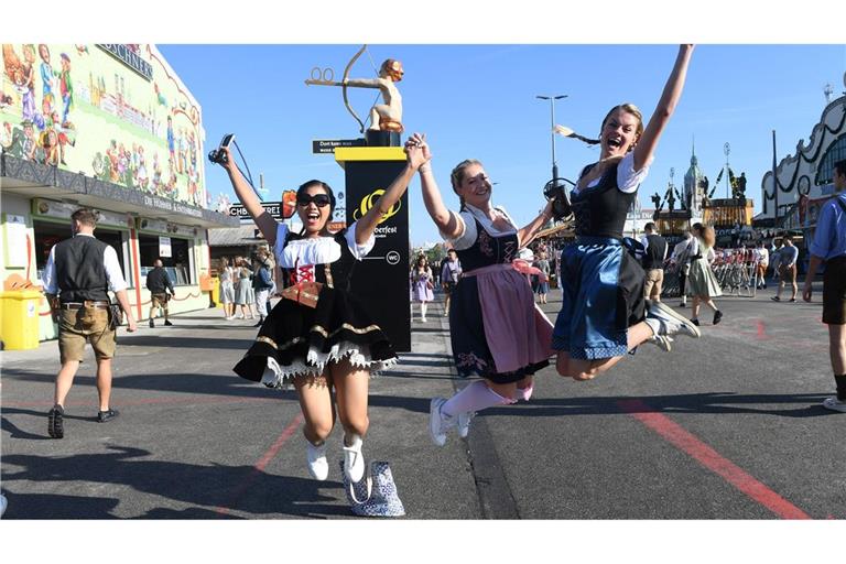 Mädels im Dirndl freuen sich über den Beginn des Oktoberfests