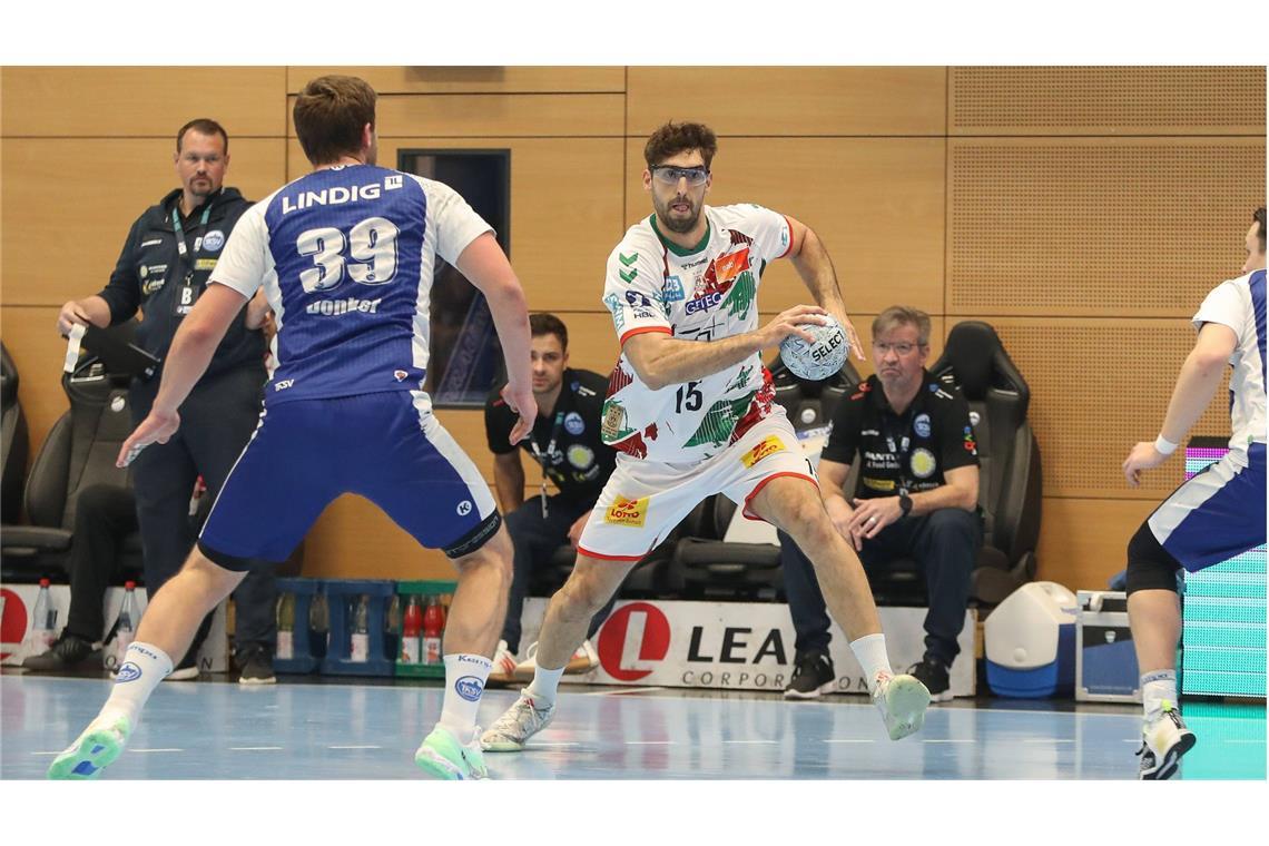 Magdeburgs Antonio Serradilla (re., im Spiel beim ThSV Eisenach) wechselt zum TVB Stuttgart unter Trainer Misha Kaufmann (li. im Hintergrund).