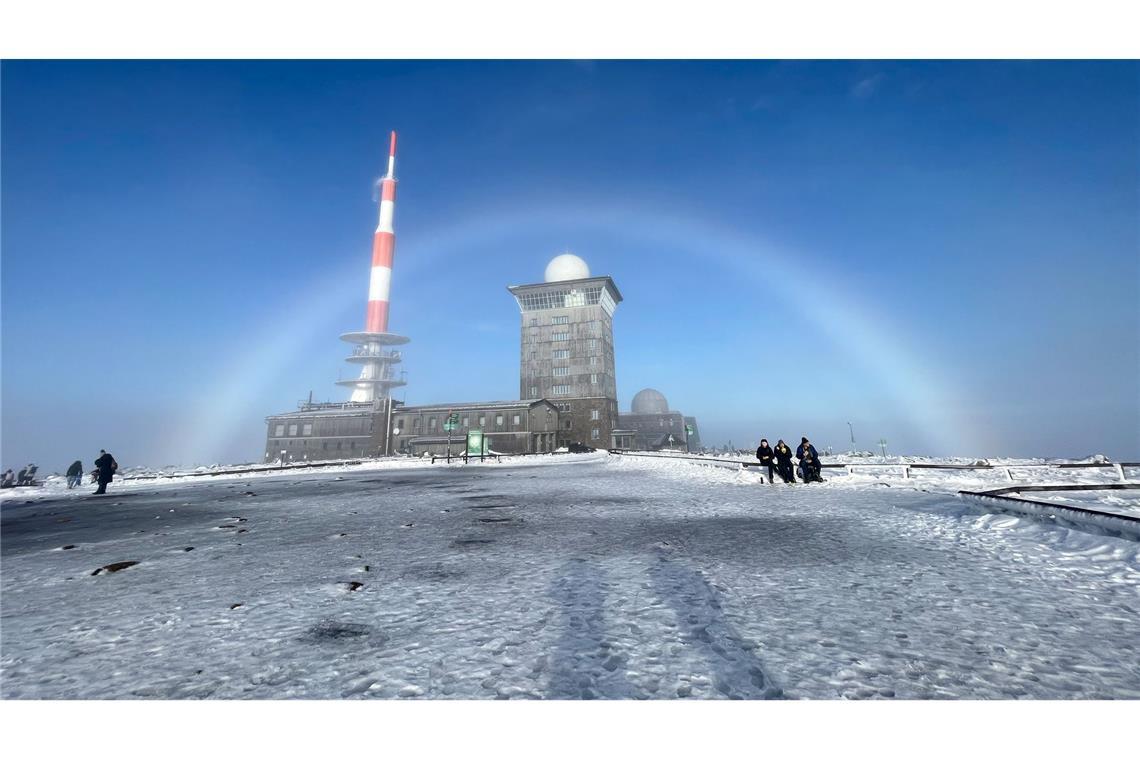 Magischer Nebelbogen: Weihnachtswetter-Phänomen über dem Brocken