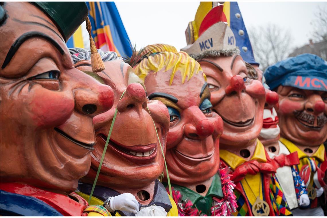 Mainz –  Meenzer Schwellköpp des Mainzer Carneval-Vereins stehen zur Verlesung des närrischen Grundgesetzes auf dem Schillerplatz.