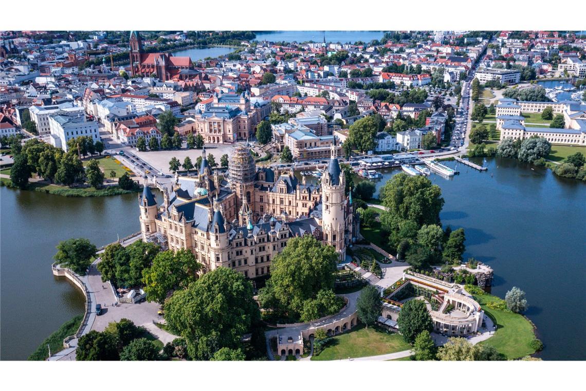 Malerisch: Das Schloss auf einer Insel im Schweriner See war jahrhundertelang die Residenz der mecklenburgischen Herzöge und Großherzöge.