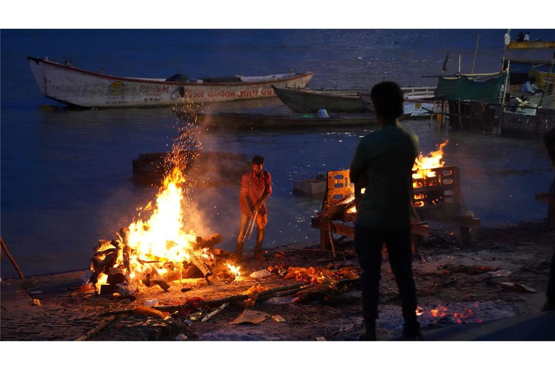 Man sagt in Varanasi, dass die Feuer am Ganges nie ausgehen.